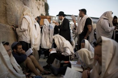 Laws of the Nine Days and the Week of Tisha B’Av: What’s Forbidden and What’s Permitted
