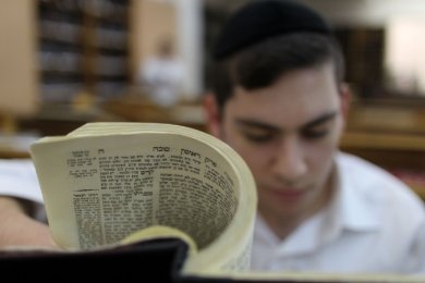 Can You Say Selichot Without a Minyan? Here’s What Halacha Says