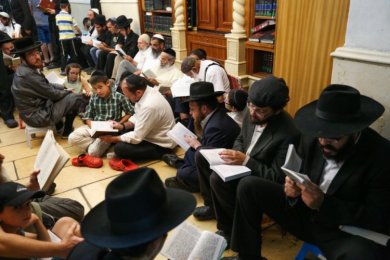 Tisha B’Av Halachot: Nails, Kinot, and Torah Study During the Nine Days