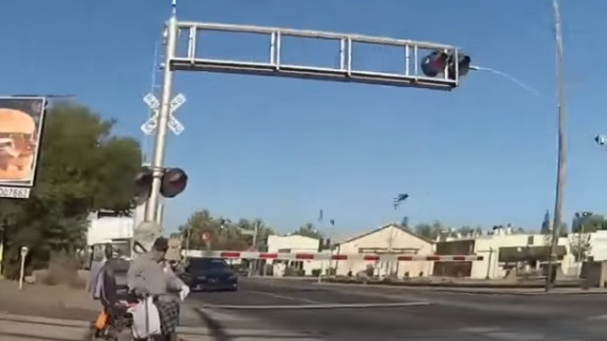 Heroic Rescue: Officer Saves Man Stuck on Train Tracks - Hidabroot