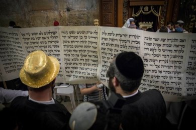 Who Is Obligated to Hear the Megillah? A Practical Guide for Purim

