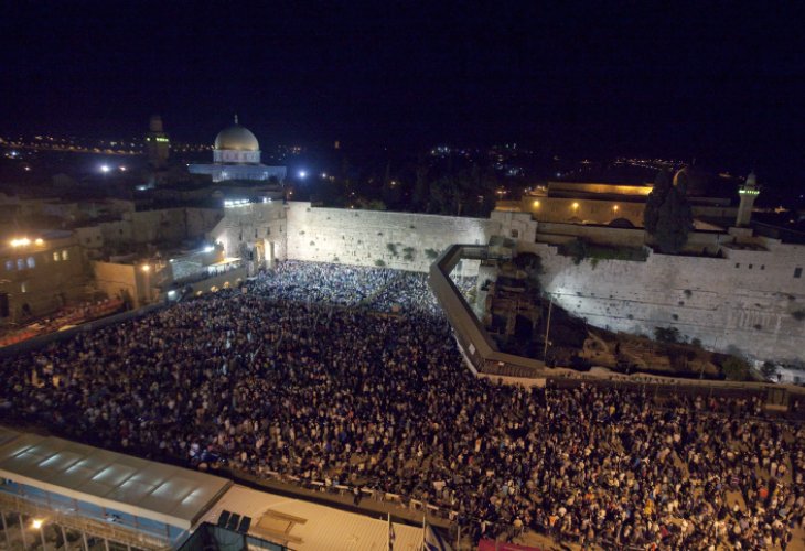 Worshippers praying at the Western Wall on Yom Kippur