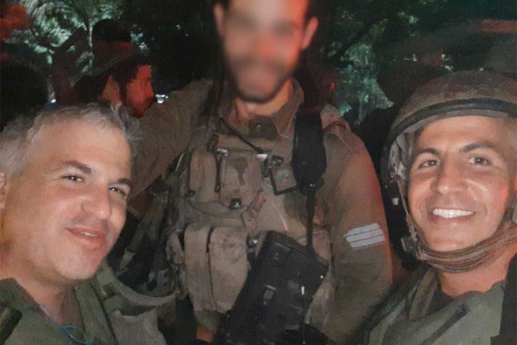 Elchanan (left) with his brother Menachem, and another soldier