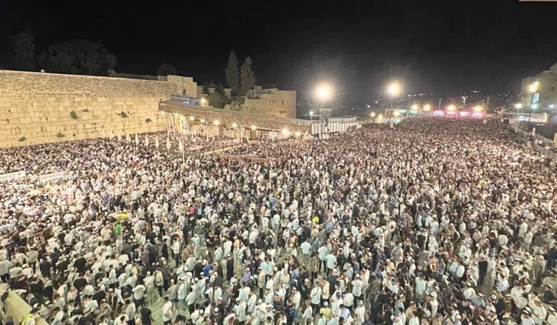 Thousands reciting Selichot at the Western Wall during Elul