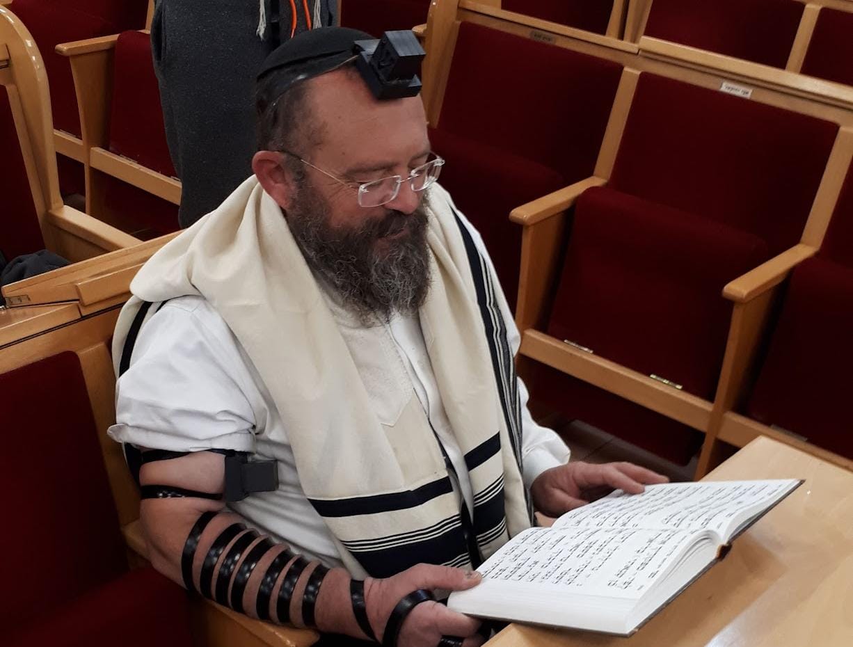 Yitzhak praying in synagogue 