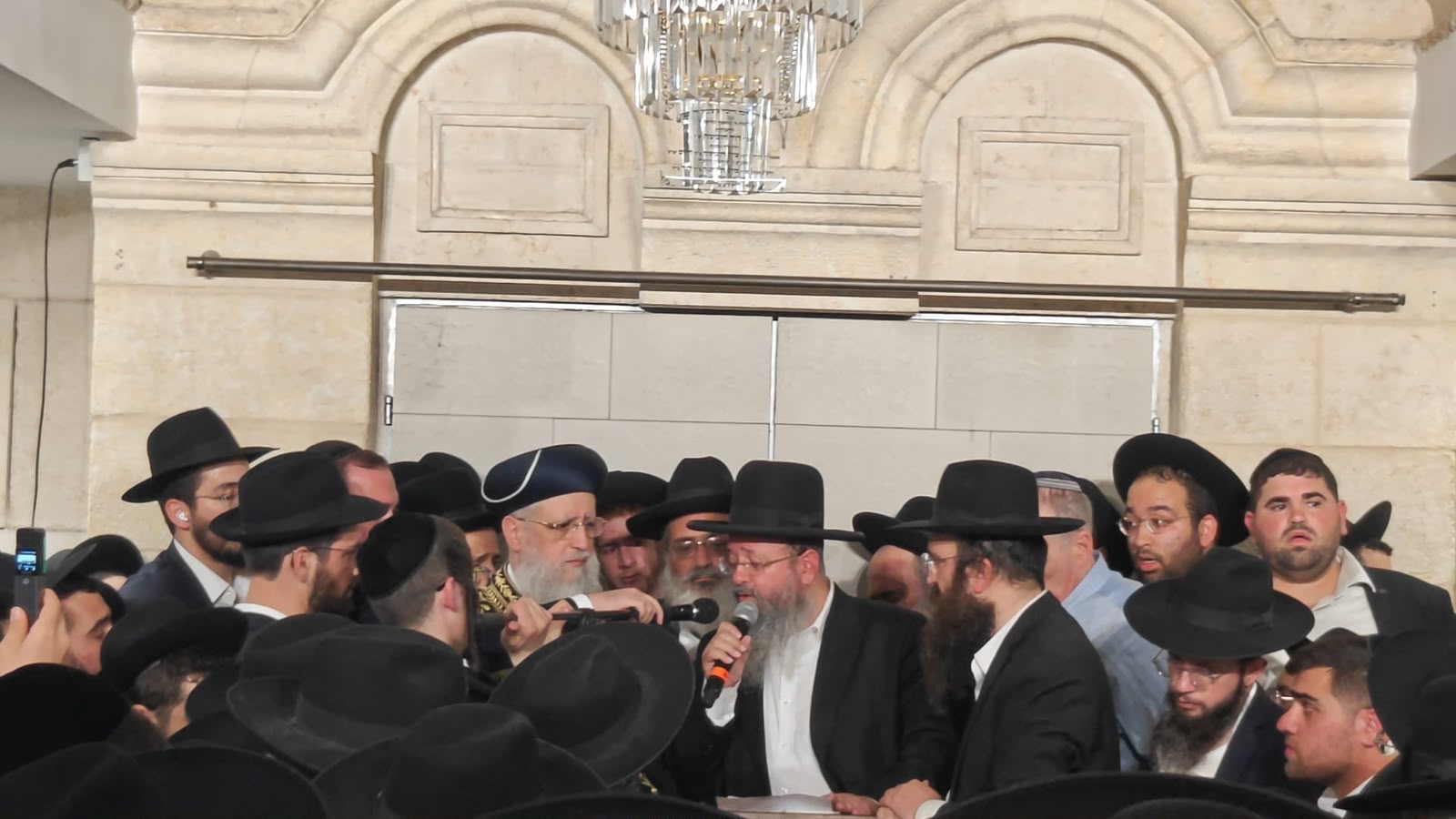 Rabbi Yitzhak Batzri eulogizes his father, Rabbi David Batzri z”l