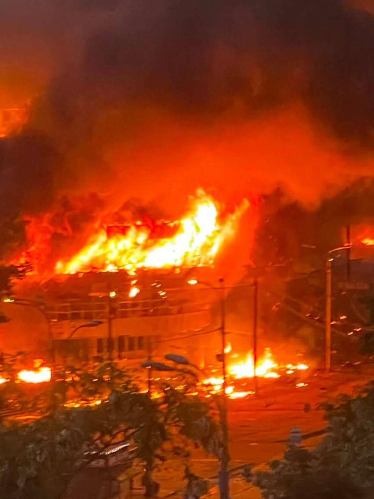 Massive fires in Kyiv following a direct hit 