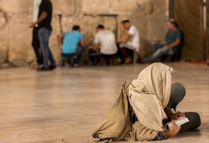 Tisha B’Av night at the Western Wall. (Photo: Yonatan Sindel, Flash90)