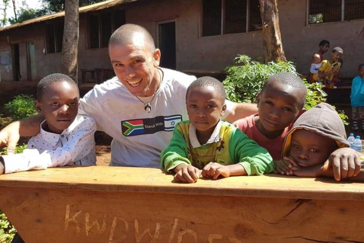 Shmulik volunteering in South Africa